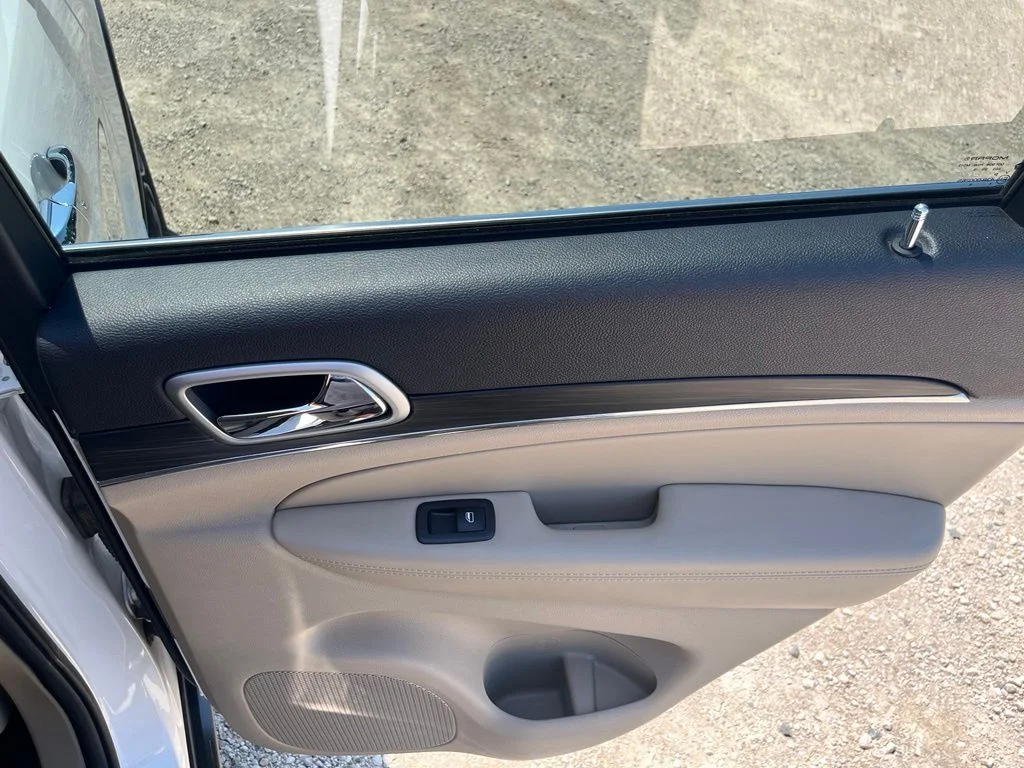 Used 2019 Bright White Clearcoat Jeep Limited image 31