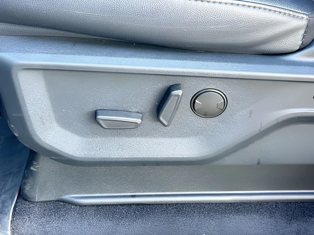 New 2025 Carbonized Gray Metallic Ford LARIAT image 32