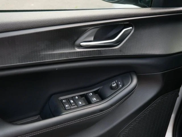 Used 2024 Silver Jeep Altitude image 15