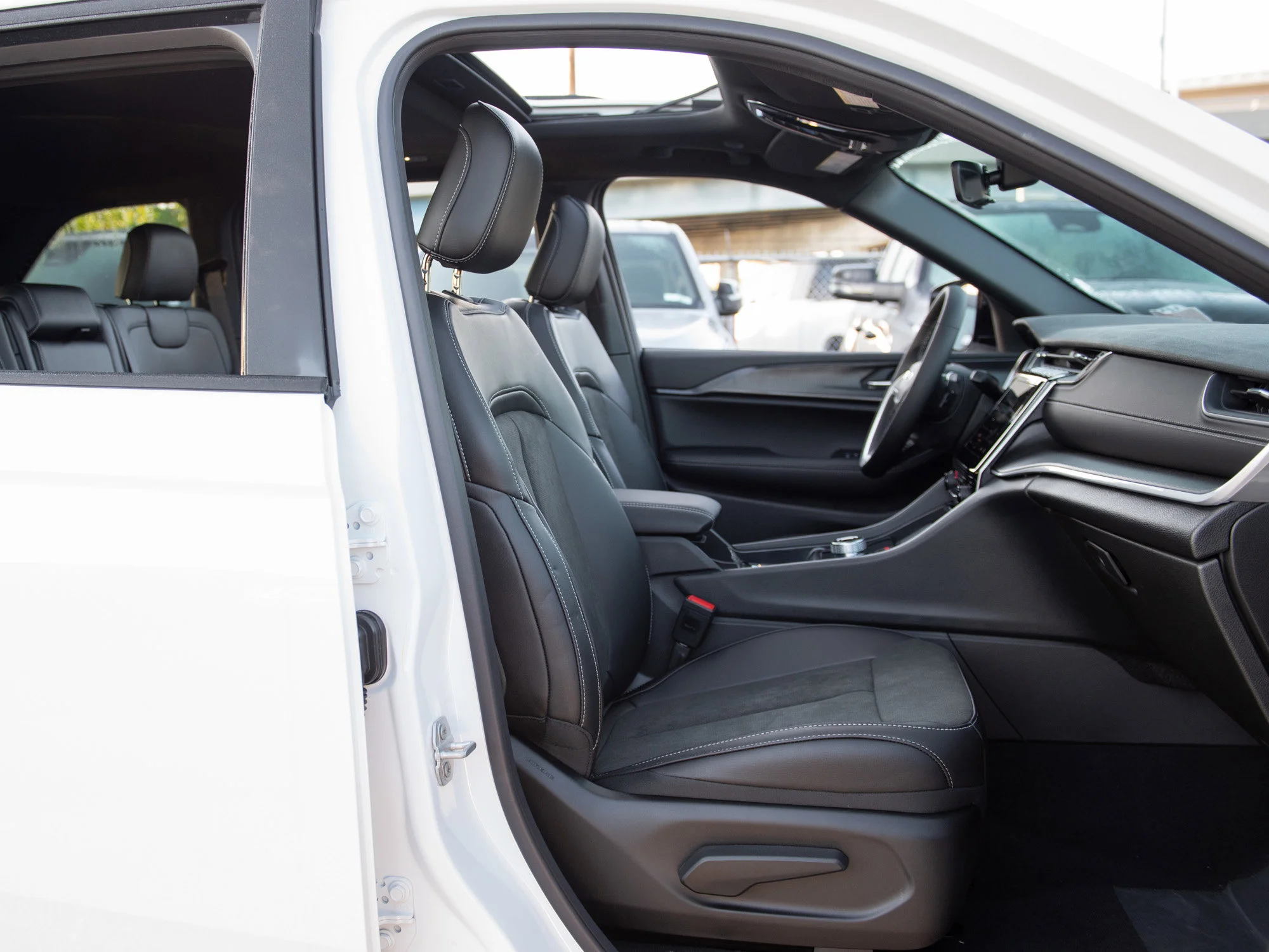 Used 2025 White Jeep Altitude* 4x4, Sunroof, Remote Start, Trailer Tow Package image 24