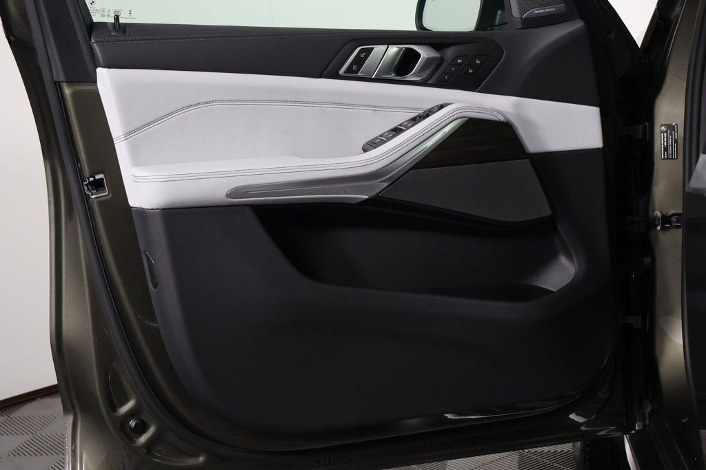 New 2026 Manhattan Green Metallic BMW xDrive40i image 7