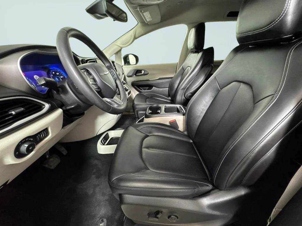 Used 2024 Black Chrysler Touring L image 6