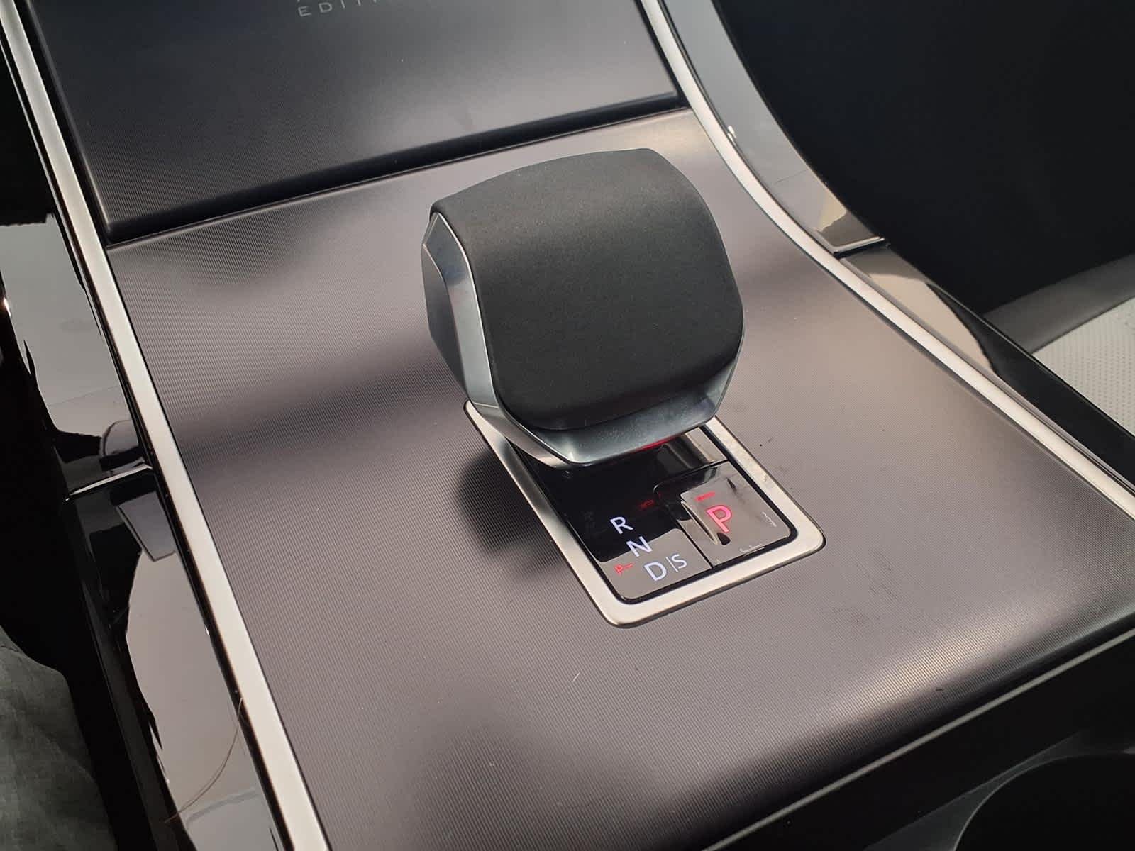 New 2026 Fuji White Land Rover Hoxton Edition image 16