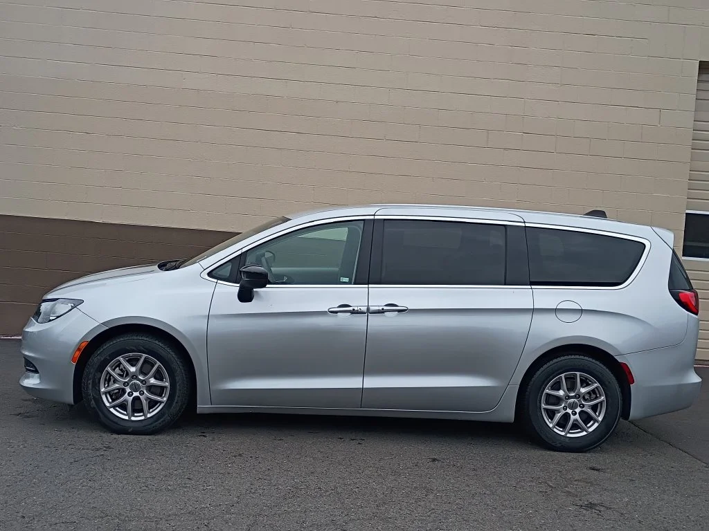 Used 2024 Silver Mist Clearcoat Chrysler LX image 9