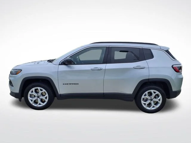 Used 2025 Silver Jeep Latitude image 5
