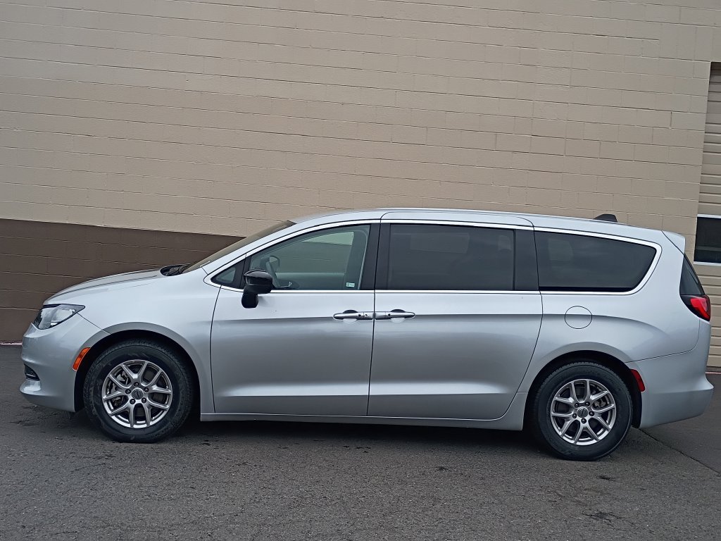 Used 2024 Silver Mist Clearcoat Chrysler LX image 9