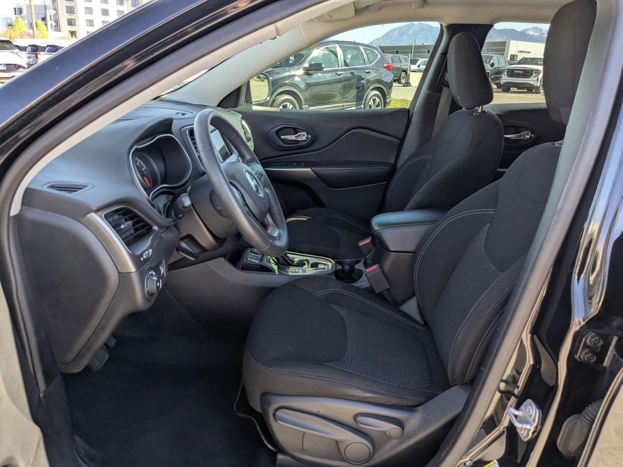 Used 2019 Diamond Black Crystal Pearlcoat Jeep Latitude image 22