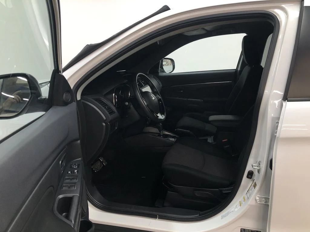 Used 2019 Pearl White Mitsubishi  image 13