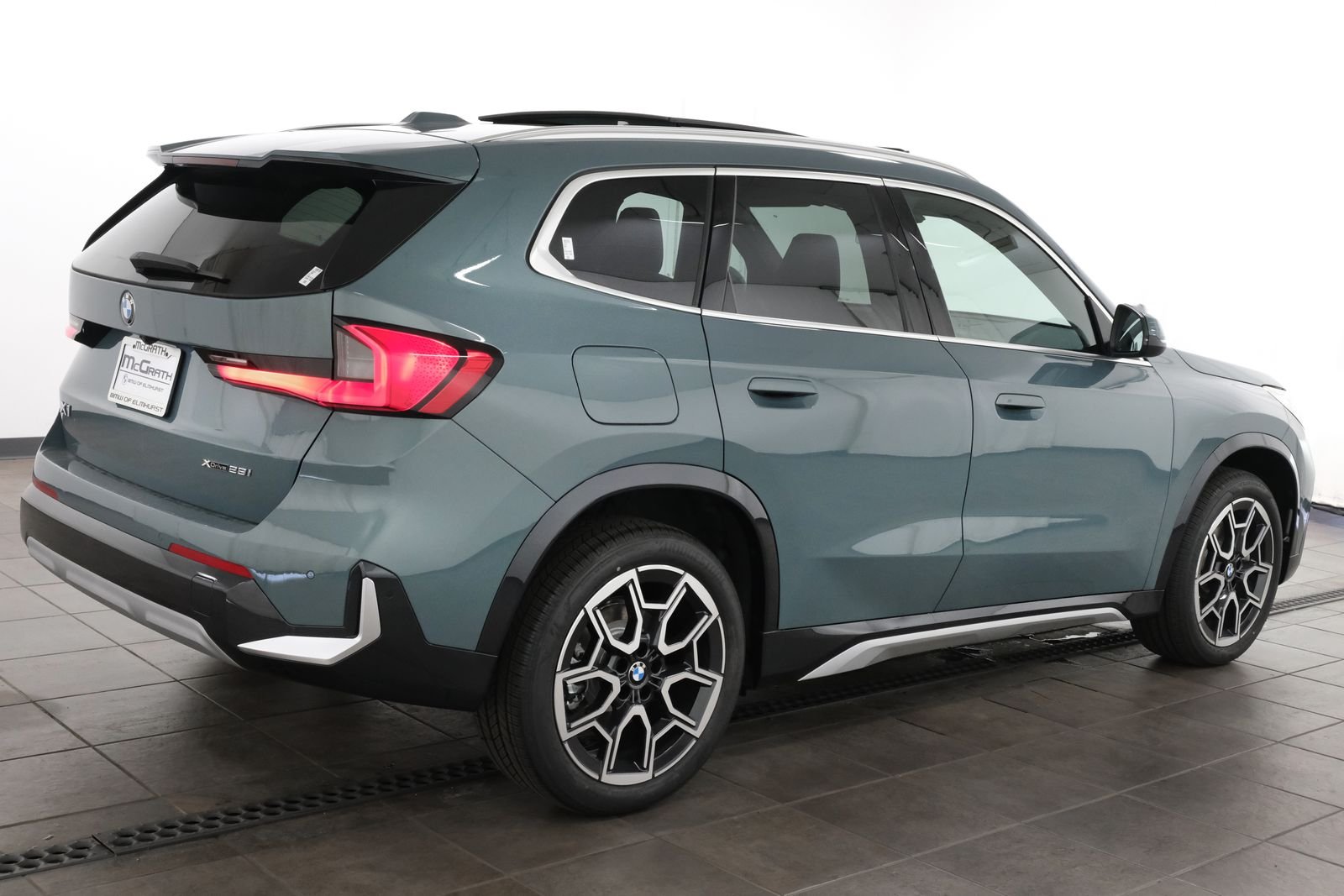 New 2027 Cape York Green Metallic BMW xDrive28i image 6