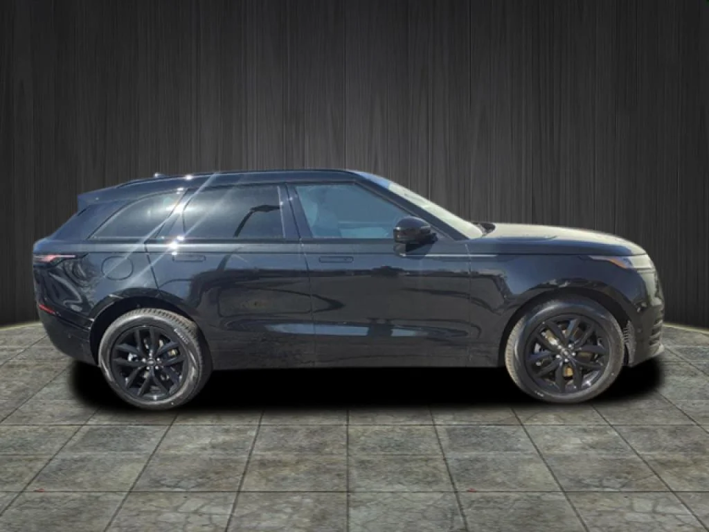 New 2026 Santorini Black LAND ROVER Dynamic SE image 2