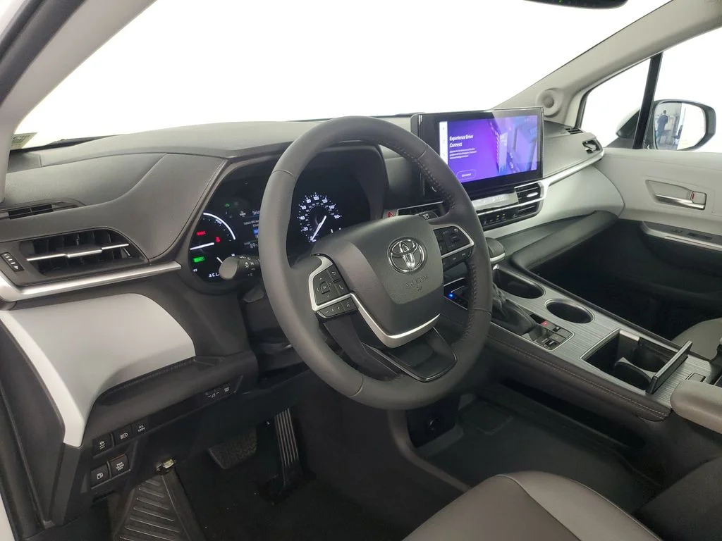 2025 Toyota Sienna XLE - Photo 11