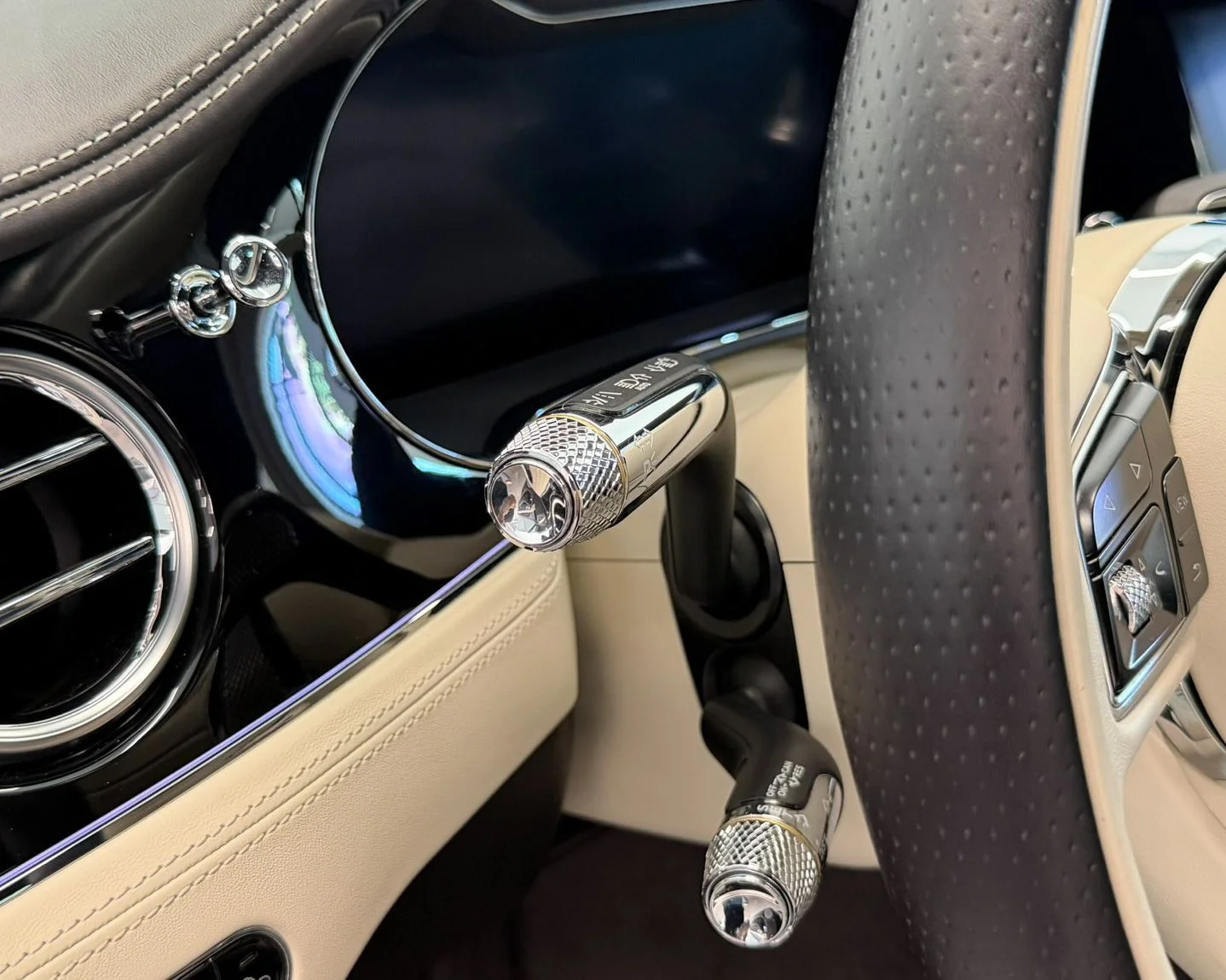 Used 2023 White Bentley V8 S image 21