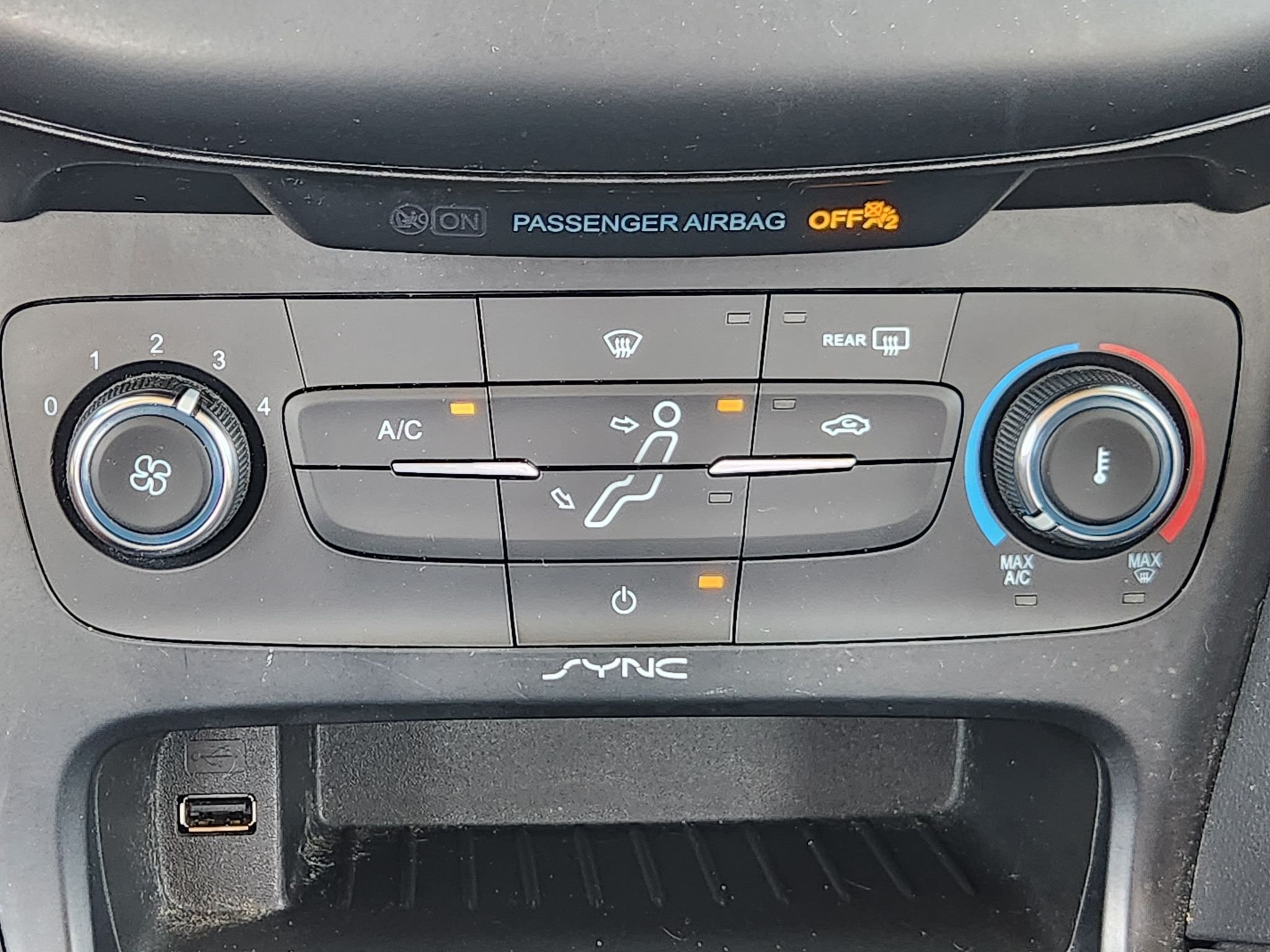 Used 2018 White Gold Metallic Ford SE image 19