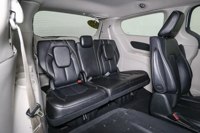 Used 2023 Silver Chrysler Touring L image 20