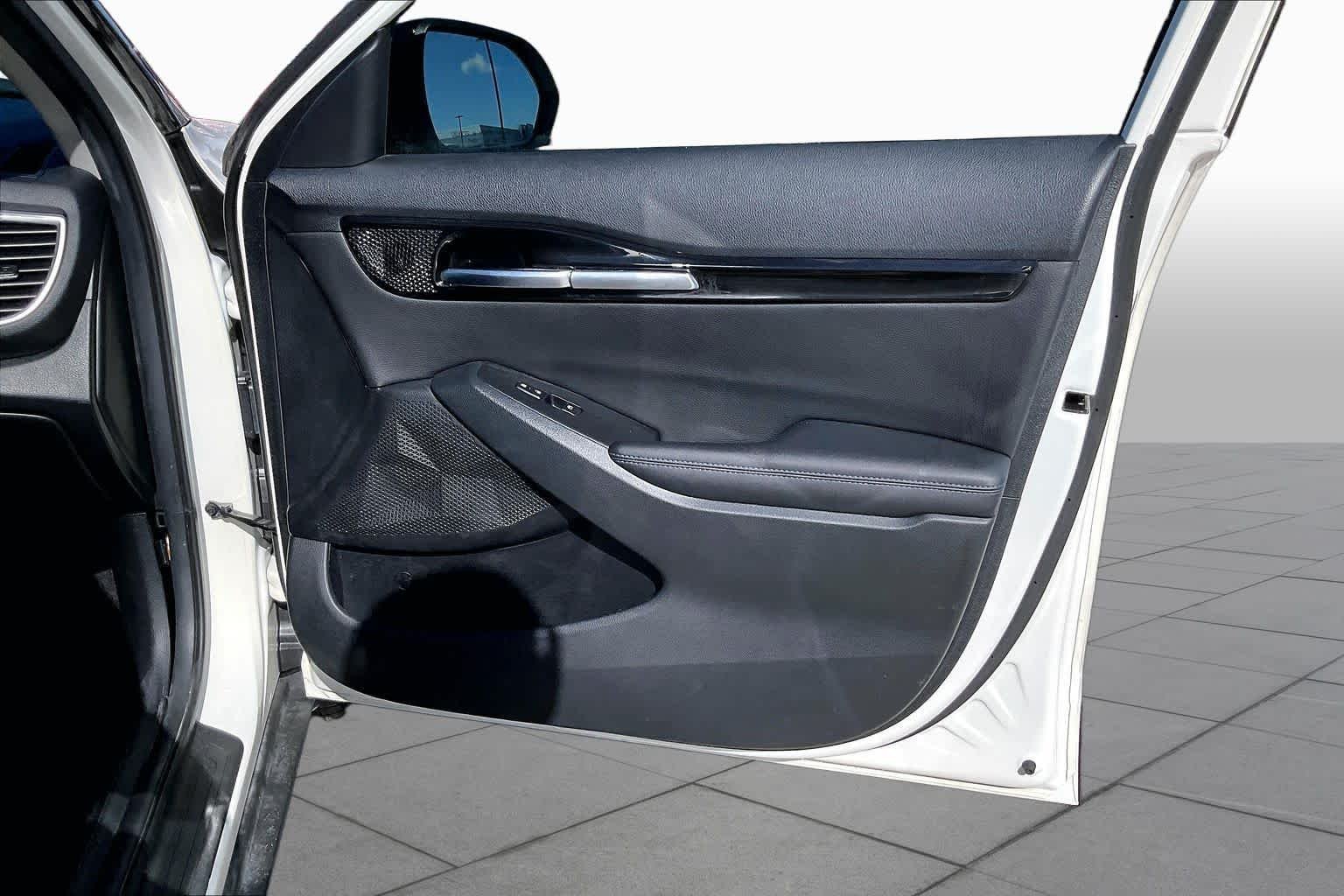 Used 2022 Clear White/Black Roof Kia S image 22