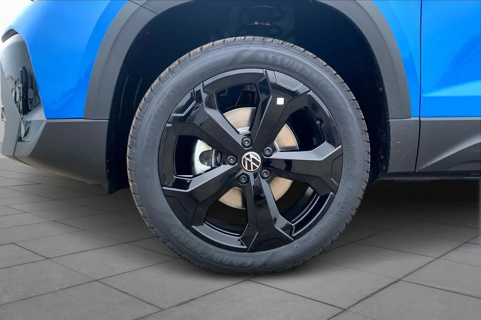 New 2026 Cornflower Blue w/Deep Black Roof Volkswagen SE Black image 12
