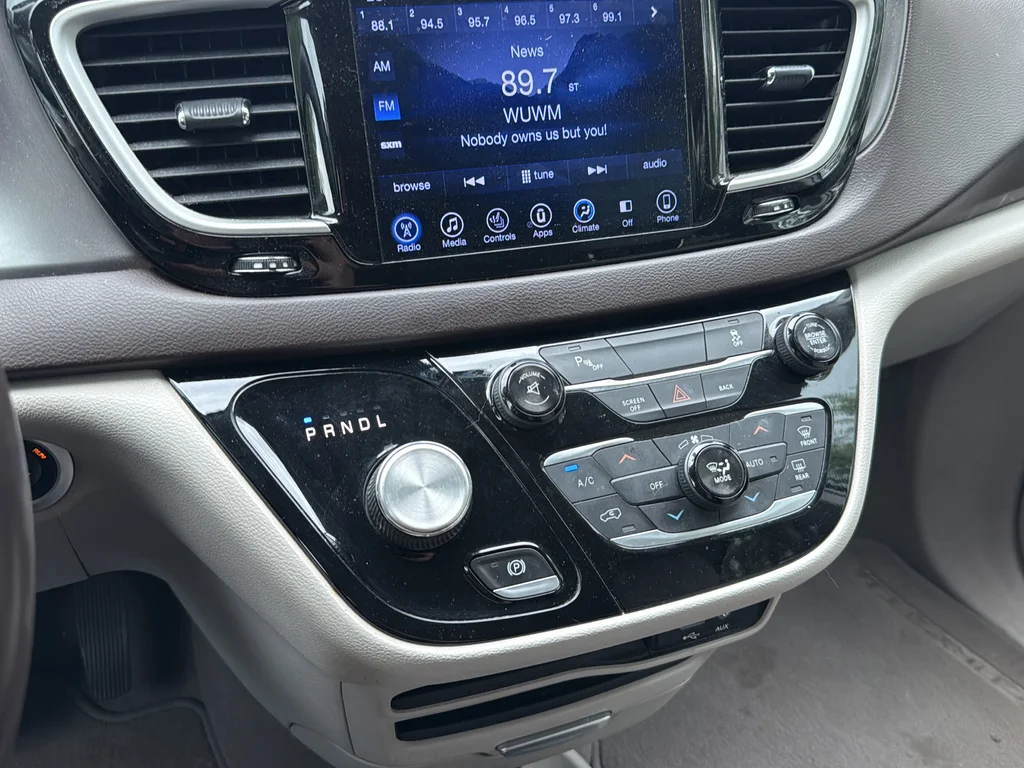 Used 2017 White Chrysler Touring L image 33