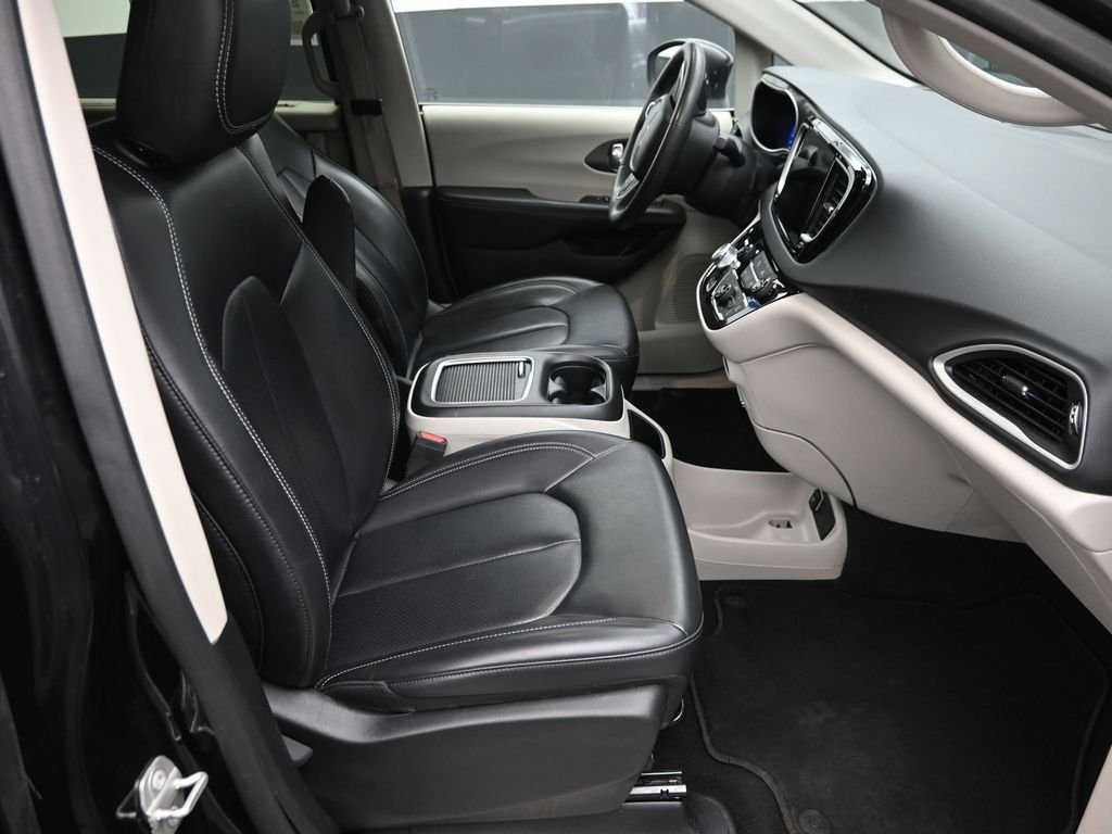 Used 2023 Black Chrysler Touring L image 9