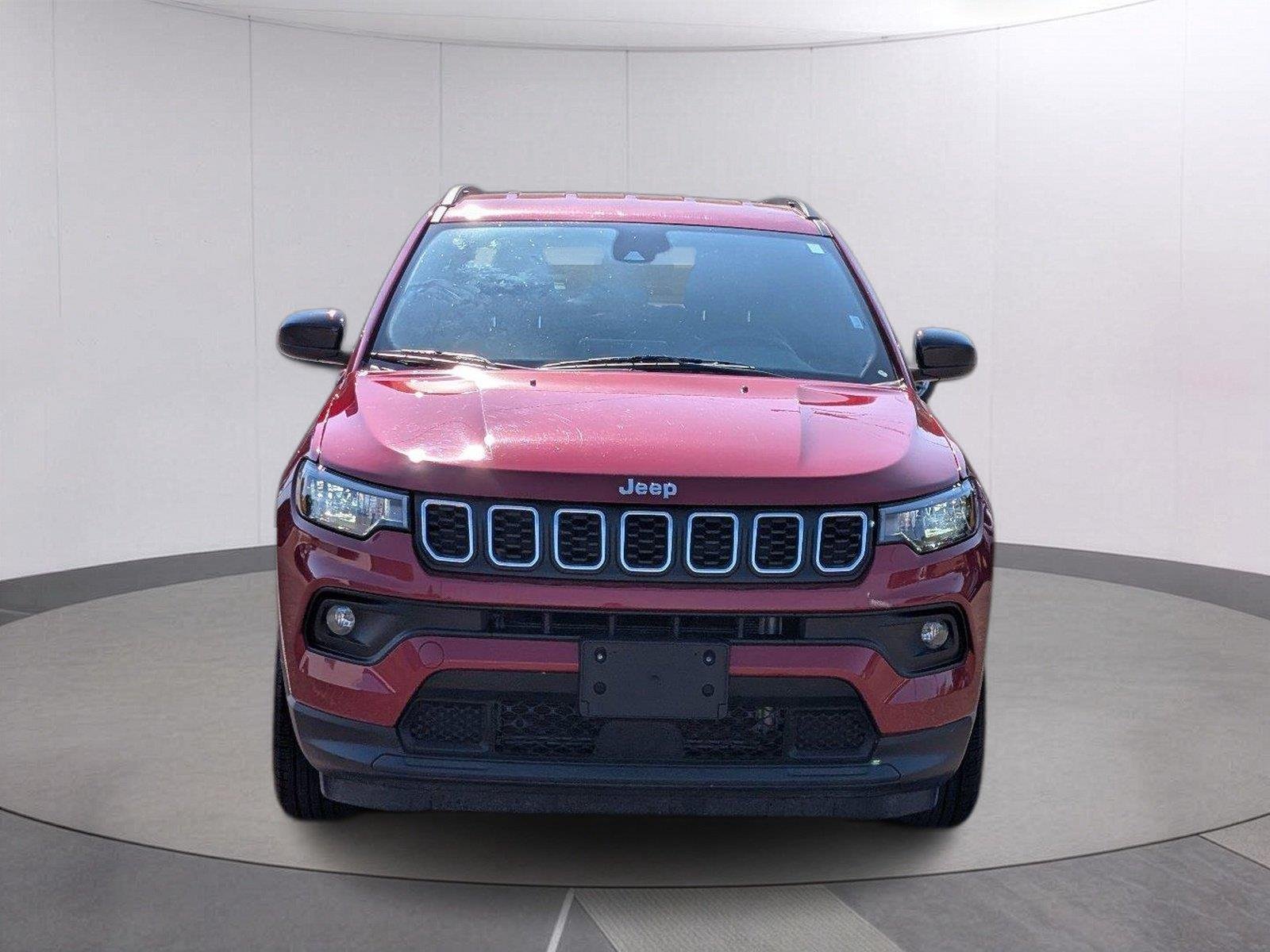 Used 2025 Red Hot Pearlcoat Jeep Latitude image 9