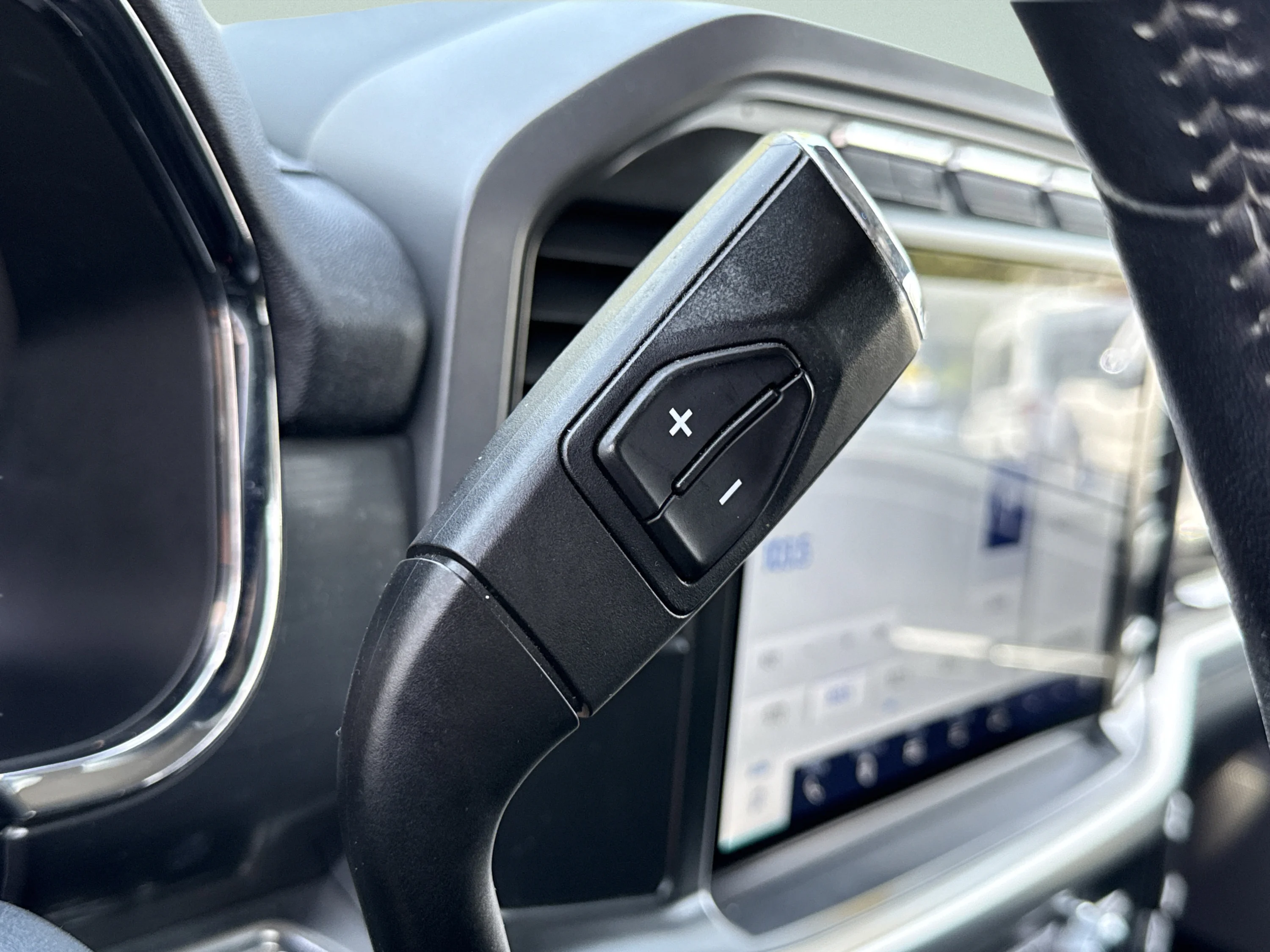 Used 2022 Agate Black Metallic Ford LARIAT image 35