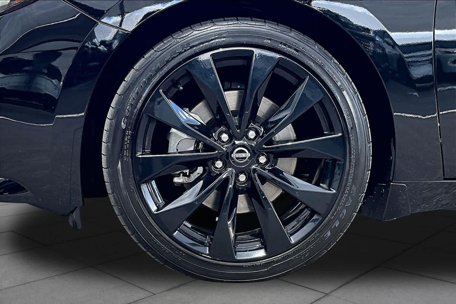 Used 2023 Super Black Nissan SR image 11