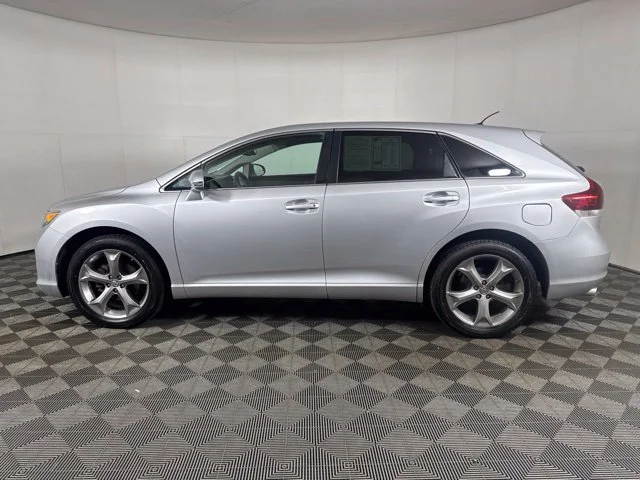 Used 2014 Classic Silver Metallic Toyota LE image 7