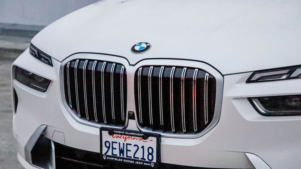 Used 2023 White Metallic BMW xDrive40i image 6