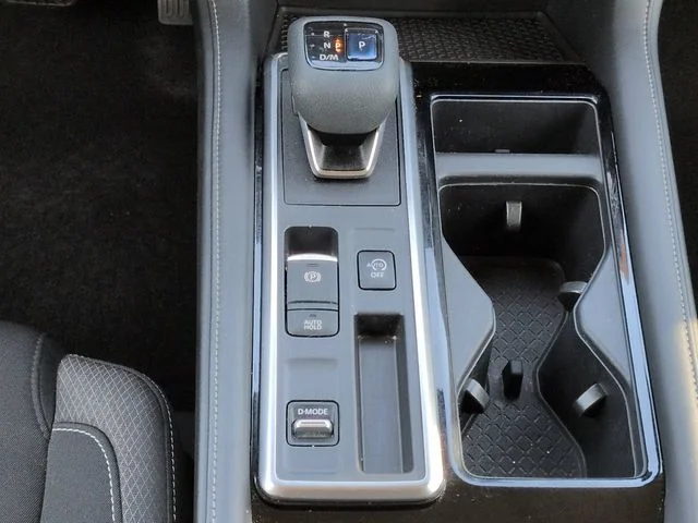 Used 2022 Silver Nissan S image 19