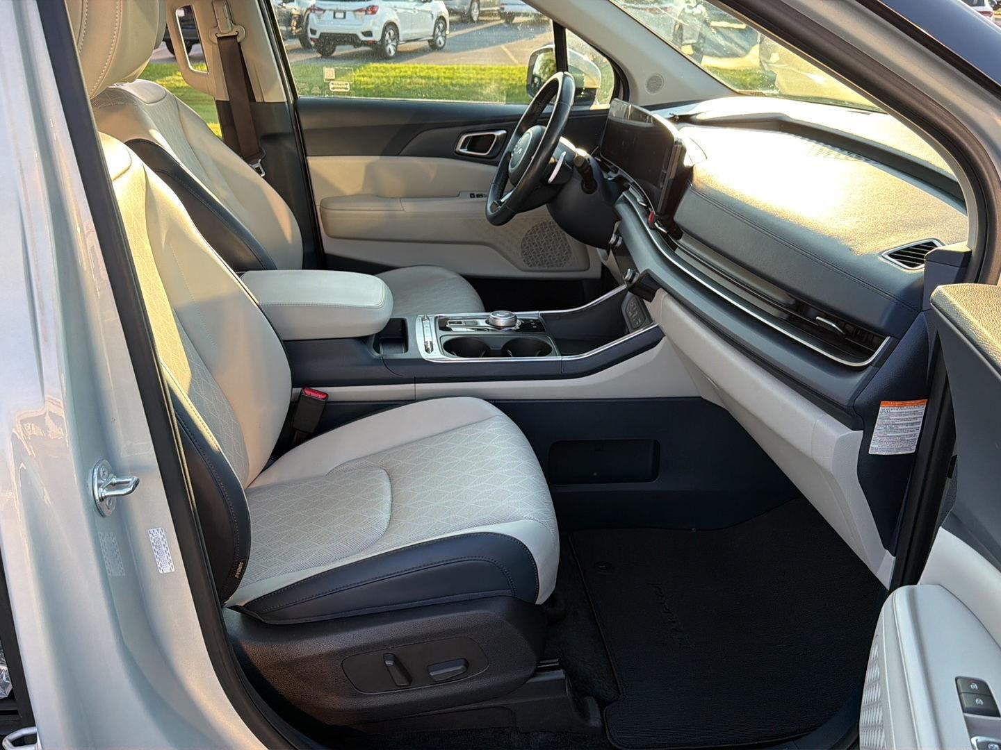 Used 2025 Ivory Silver Gloss Kia SX image 12
