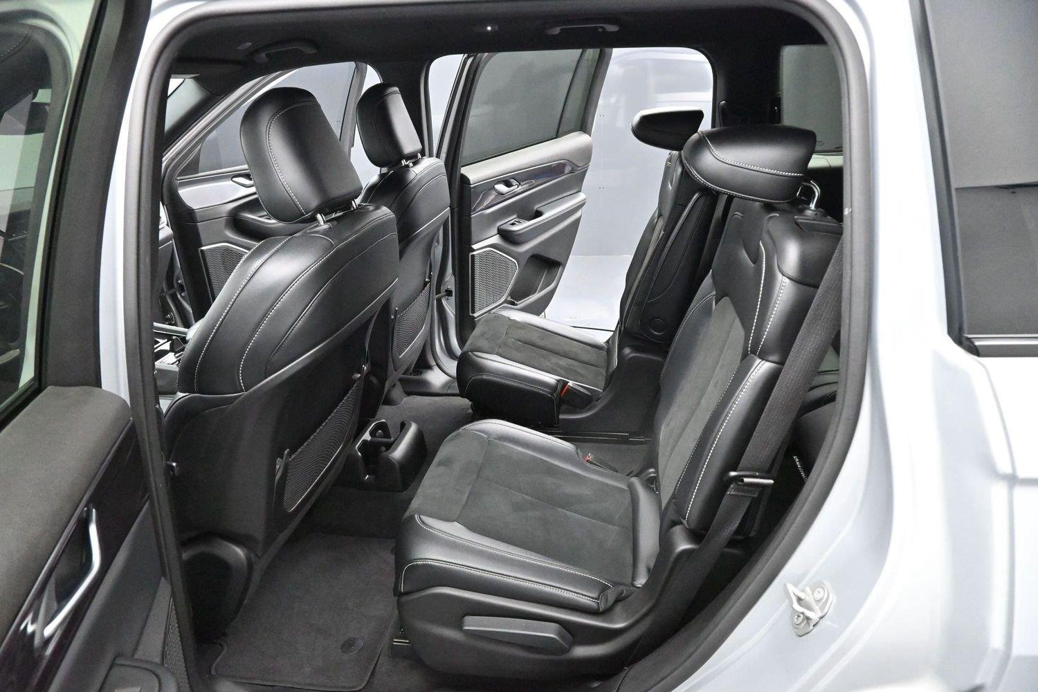 Used 2021 Silver Jeep Altitude image 27