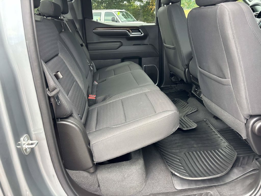 Used 2023 Silver GMC Elevation image 14