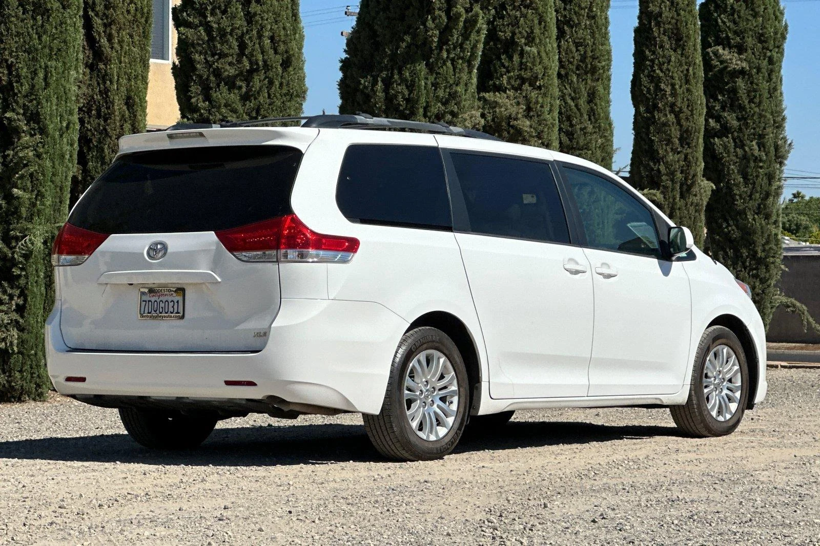 Used 2014 Super White Toyota XLE 8-Passenger image 4