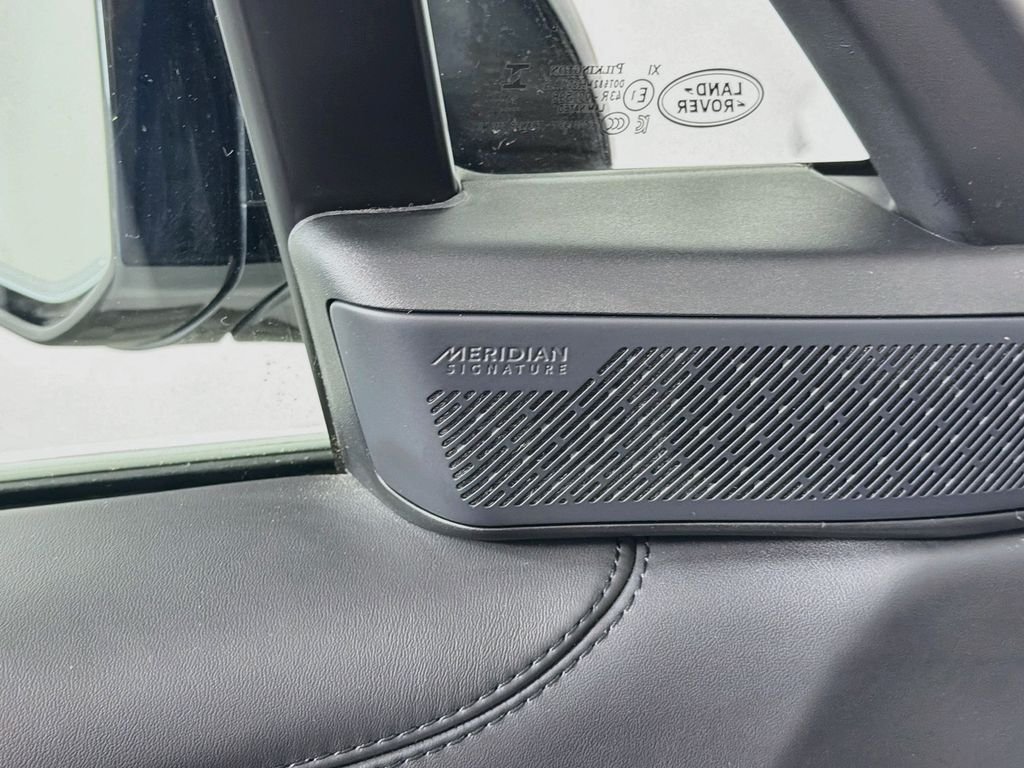 Used 2025 Ostuni Pearl Wht Prem Met Land Rover Autobiography image 19