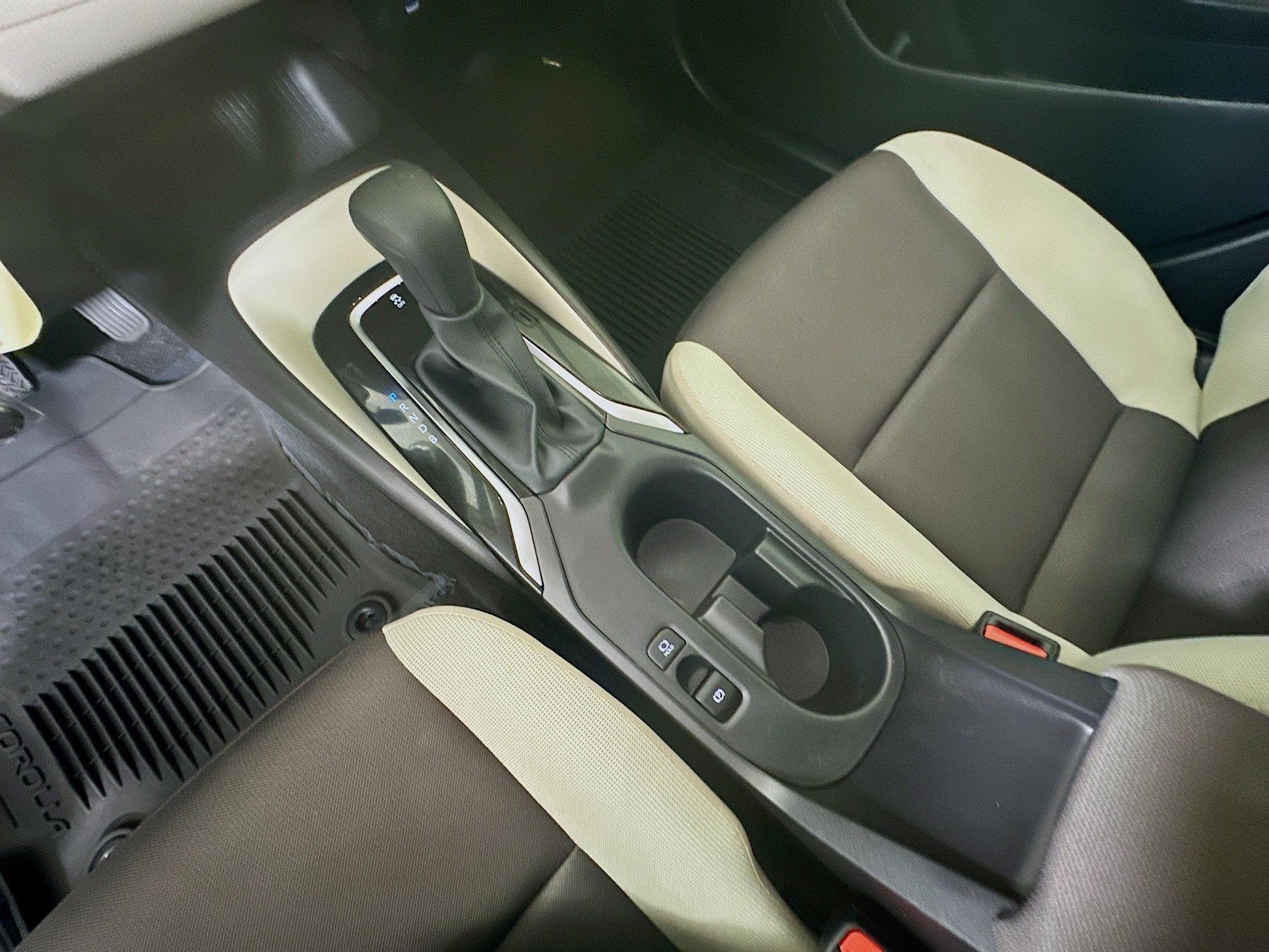 Certified Used 2025 Pearl Toyota LE image 21