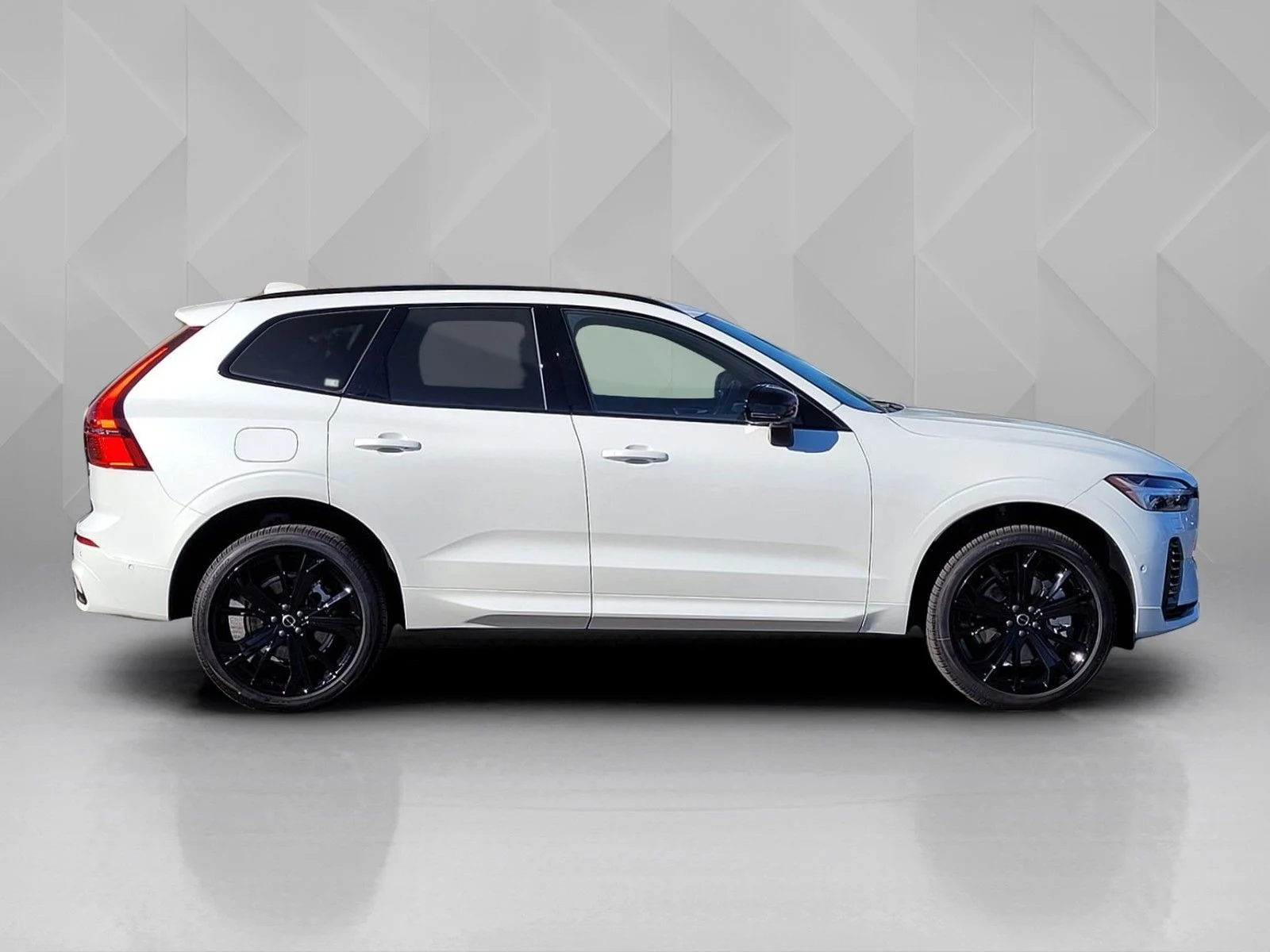 New 2026 White Volvo T8 Ultra Black Edition image 8
