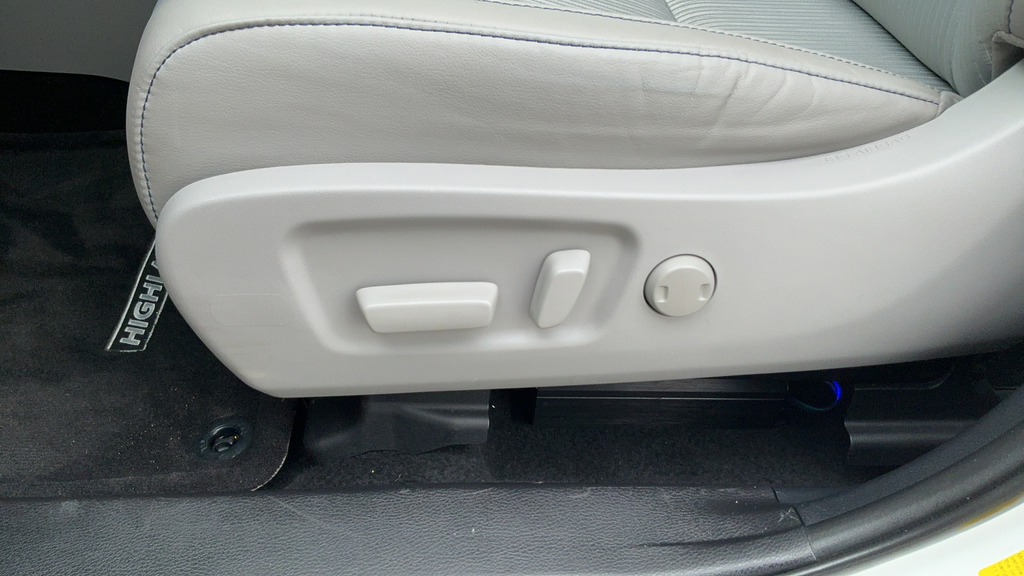 Used 2019 Blizzard Pearl Toyota LE Plus image 19