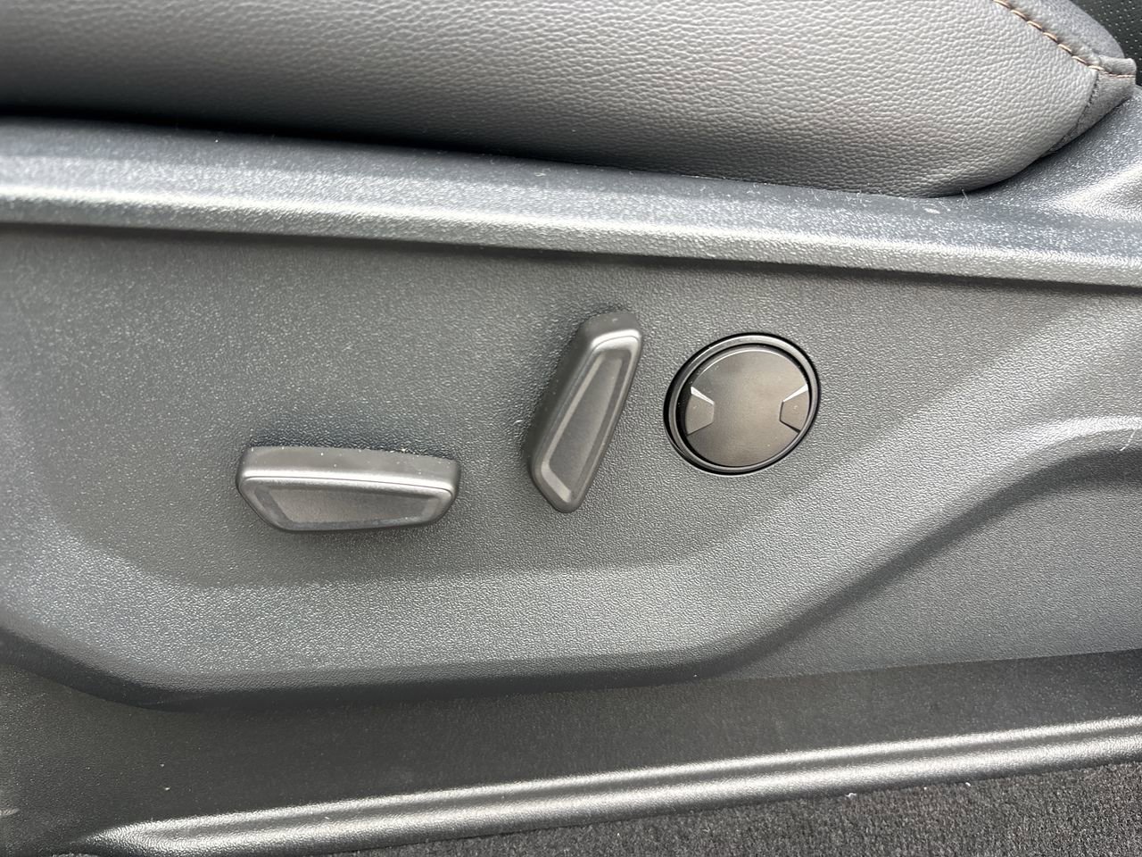 Used 2025 Star White Metallic Tri-Coat Ford Lariat image 19