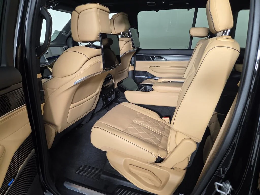 Used 2025 Diamond Black Crystal Pearlcoat Jeep Series III Obsidian image 26