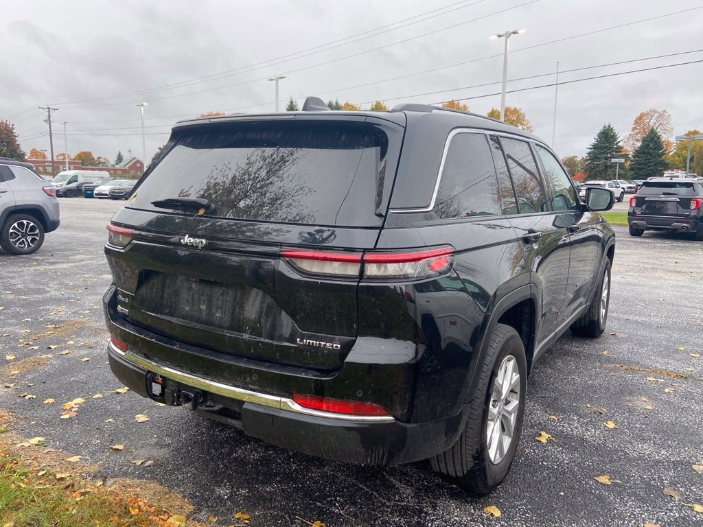 Used 2024 Diamond Black Crystal Pearlcoat Jeep Limited image 5