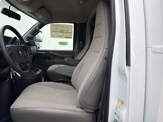 New 2025 Summit White Chevrolet 1WT image 15