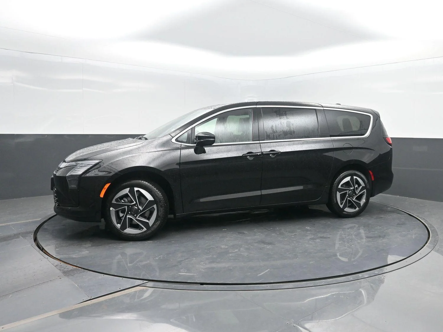 New 2027 Diamond Black Crystal Pearl-Coat Exterior Paint Chrysler Limited image 44