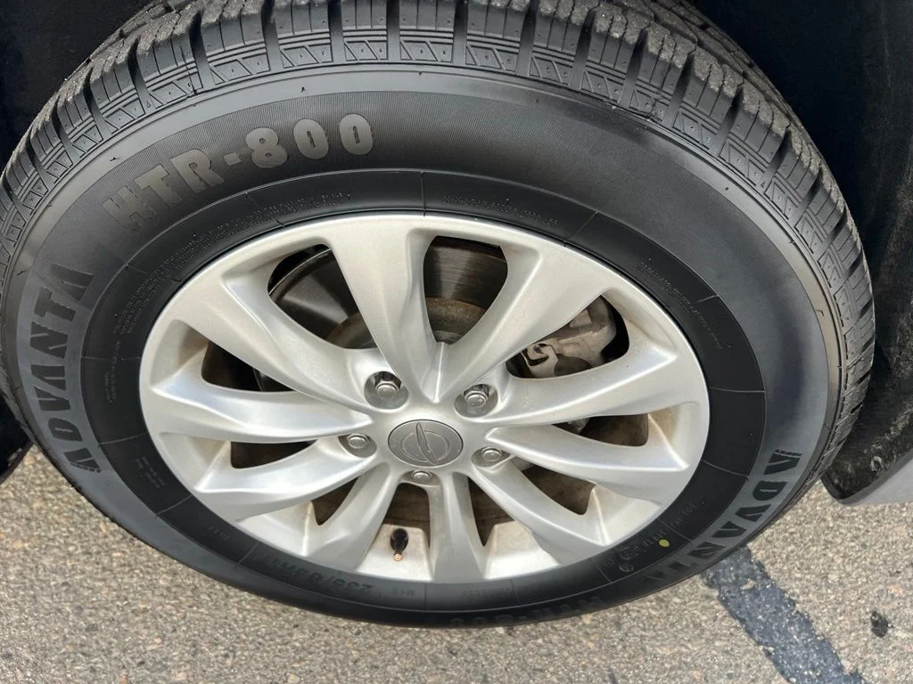 Used 2018 Silver Chrysler Touring L image 29