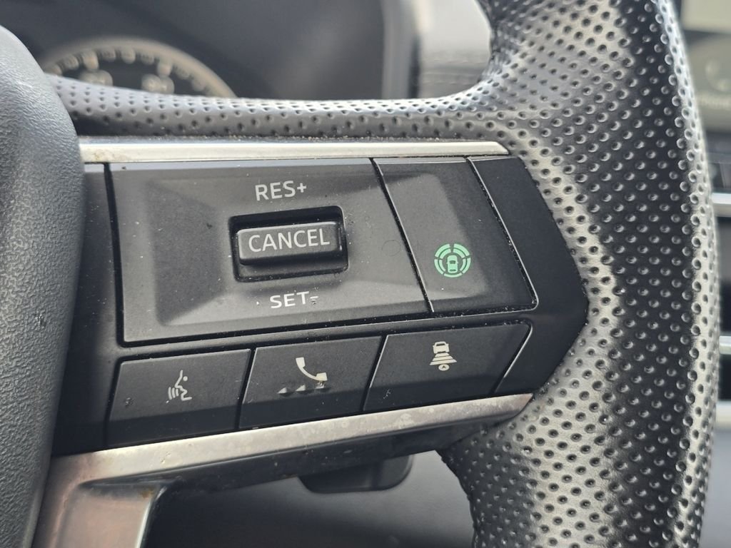 Used 2022 White Mitsubishi SE image 29
