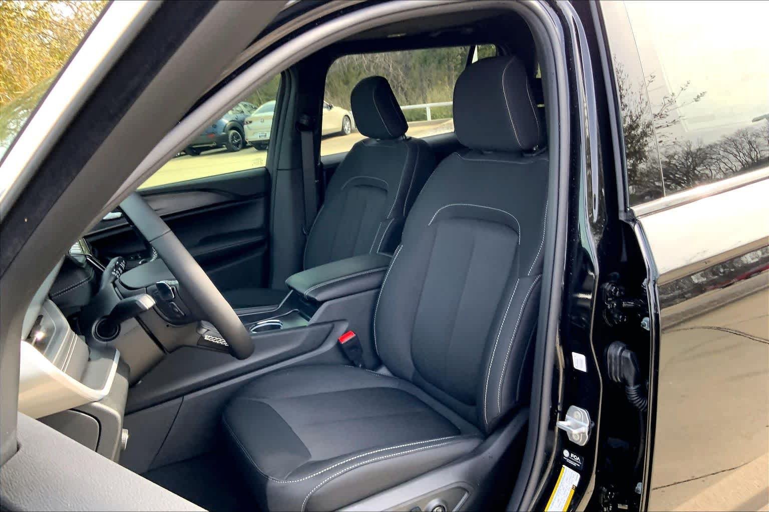 New 2026 Diamond Black Crystal Pearl-Coat Exterior Paint Jeep Laredo X image 9