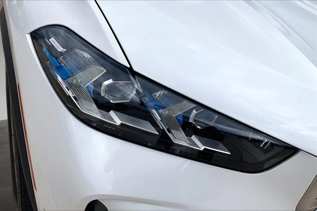 Used 2024 White BMW xDrive40i image 29
