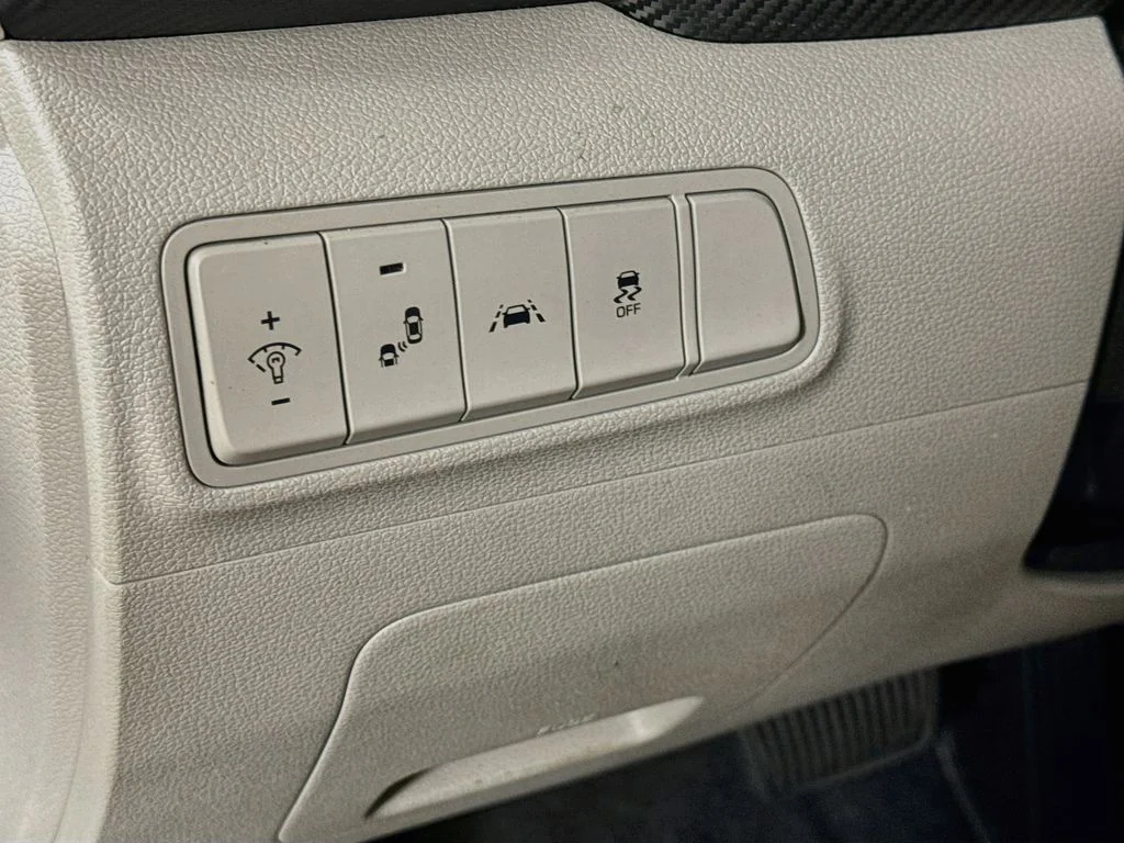 Used 2019 White Hyundai Value image 10