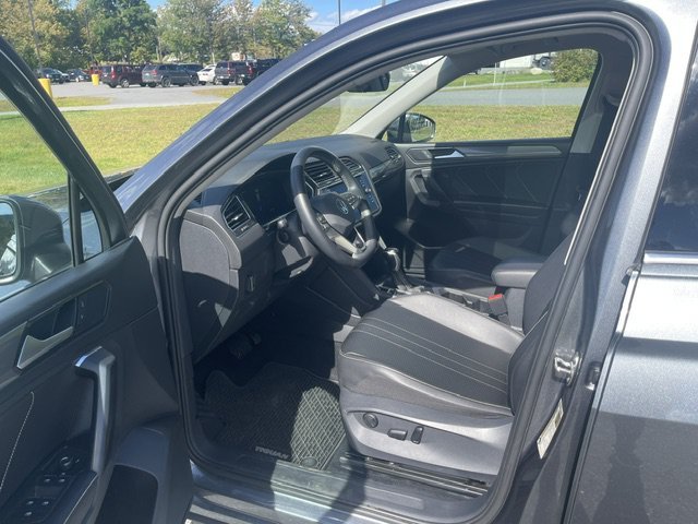 Used 2022 Gray Volkswagen SE image 7