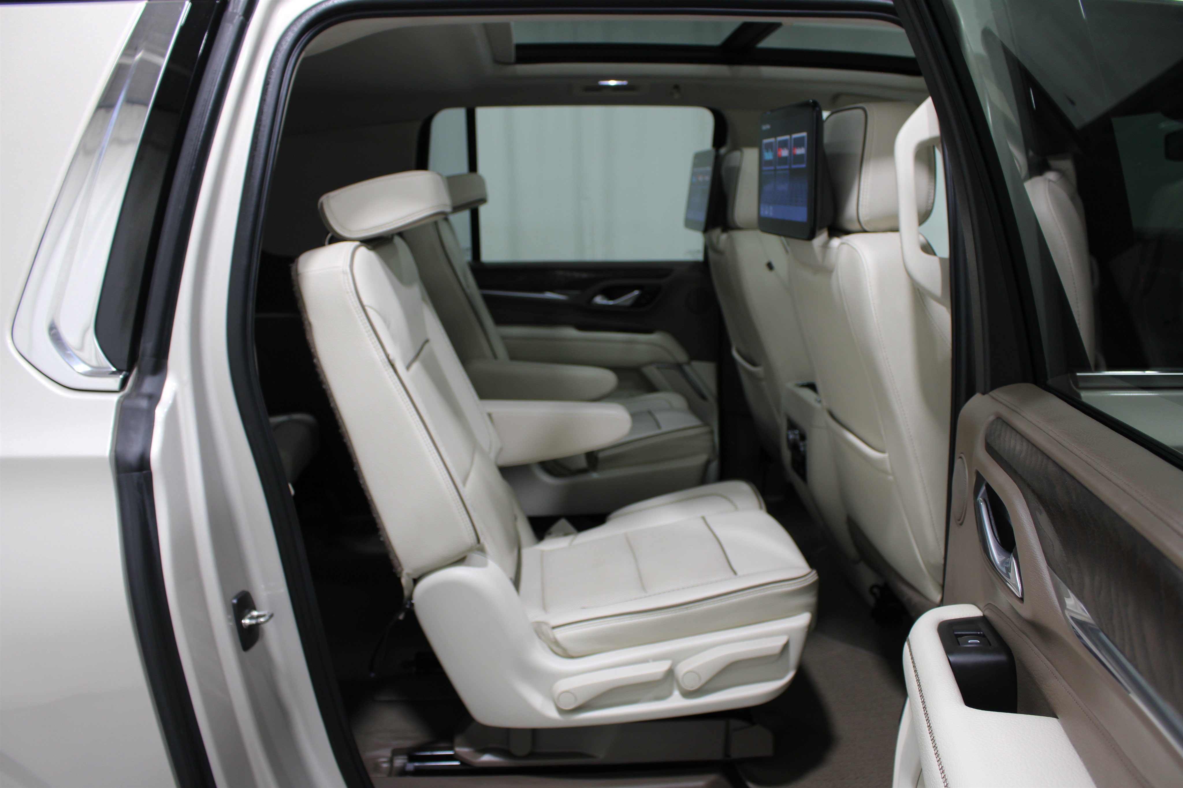Used 2023 Pearl Beige Metallic GMC Denali image 26