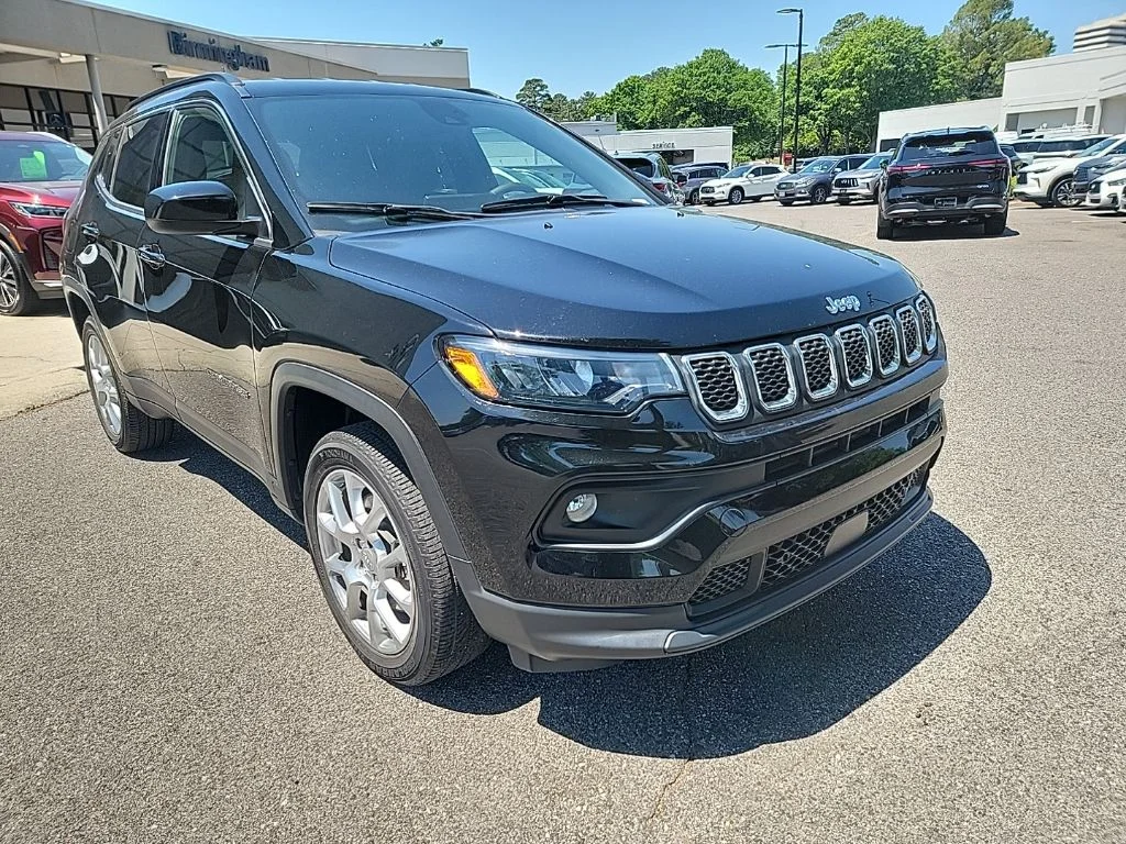 Used 2023 Diamond Black Crystal Pearlcoat Jeep Latitude Lux image 3