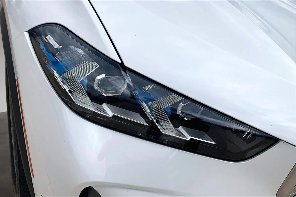 Used 2024 White BMW xDrive40i image 29